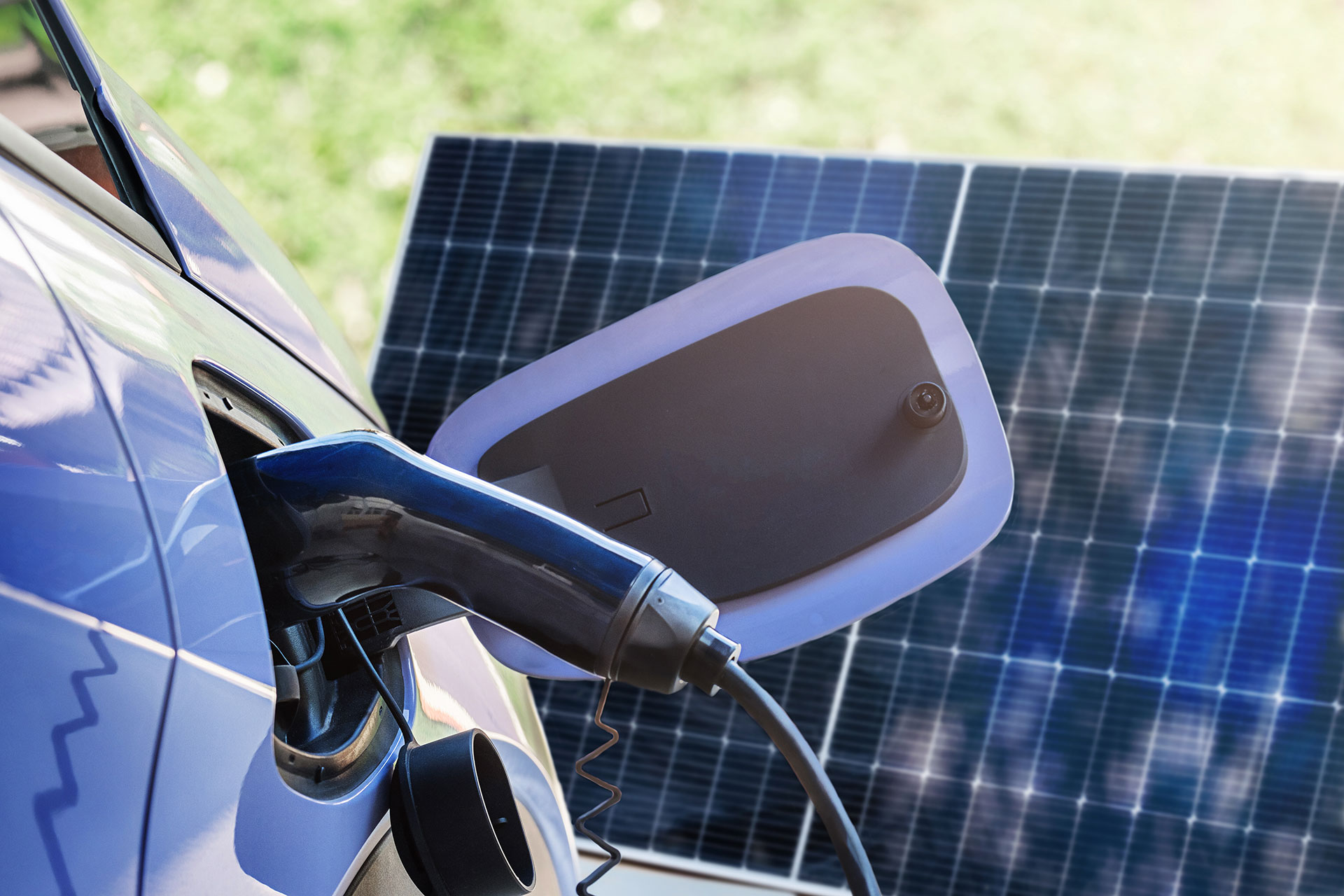 ¿Se puede cargar un coche eléctrico con placas solares? Resolvemos las dudas más frecuentes